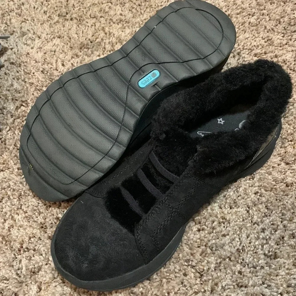 BZees size 7 black, fur-lined slip on shoes - Picture 1 of 6